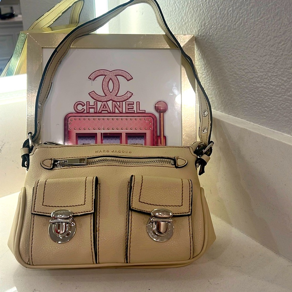 Marc Jacobs adjustable leather shoulder bag. Strap is peeling added twillie